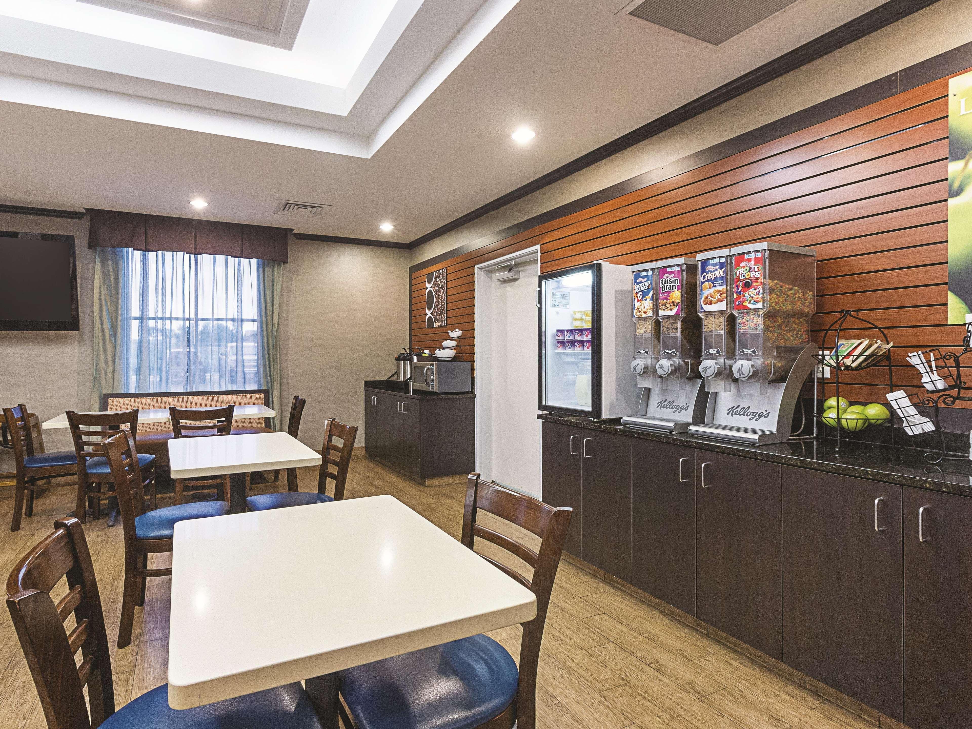 La Quinta Inn & Suites Casino And Bar By Wyndham Glendive Exterior photo
