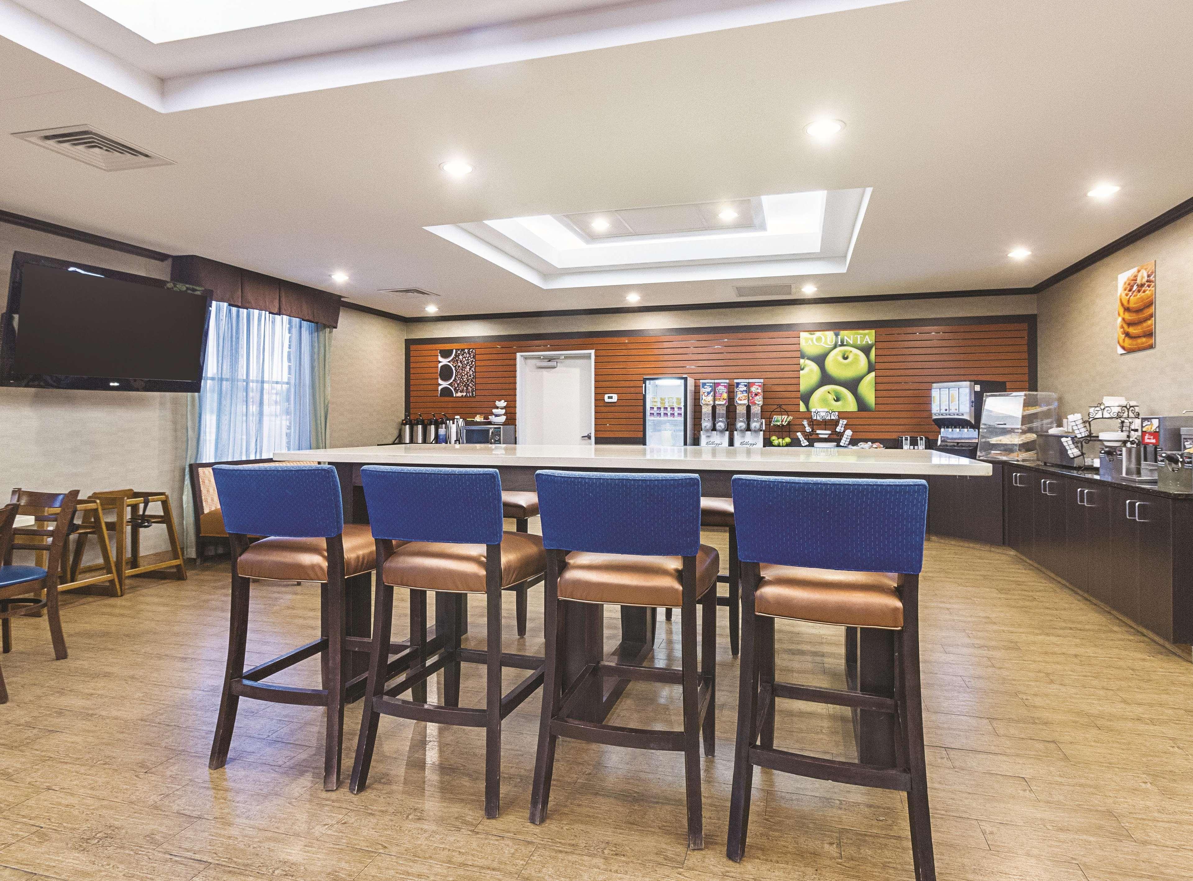 La Quinta Inn & Suites Casino And Bar By Wyndham Glendive Exterior photo