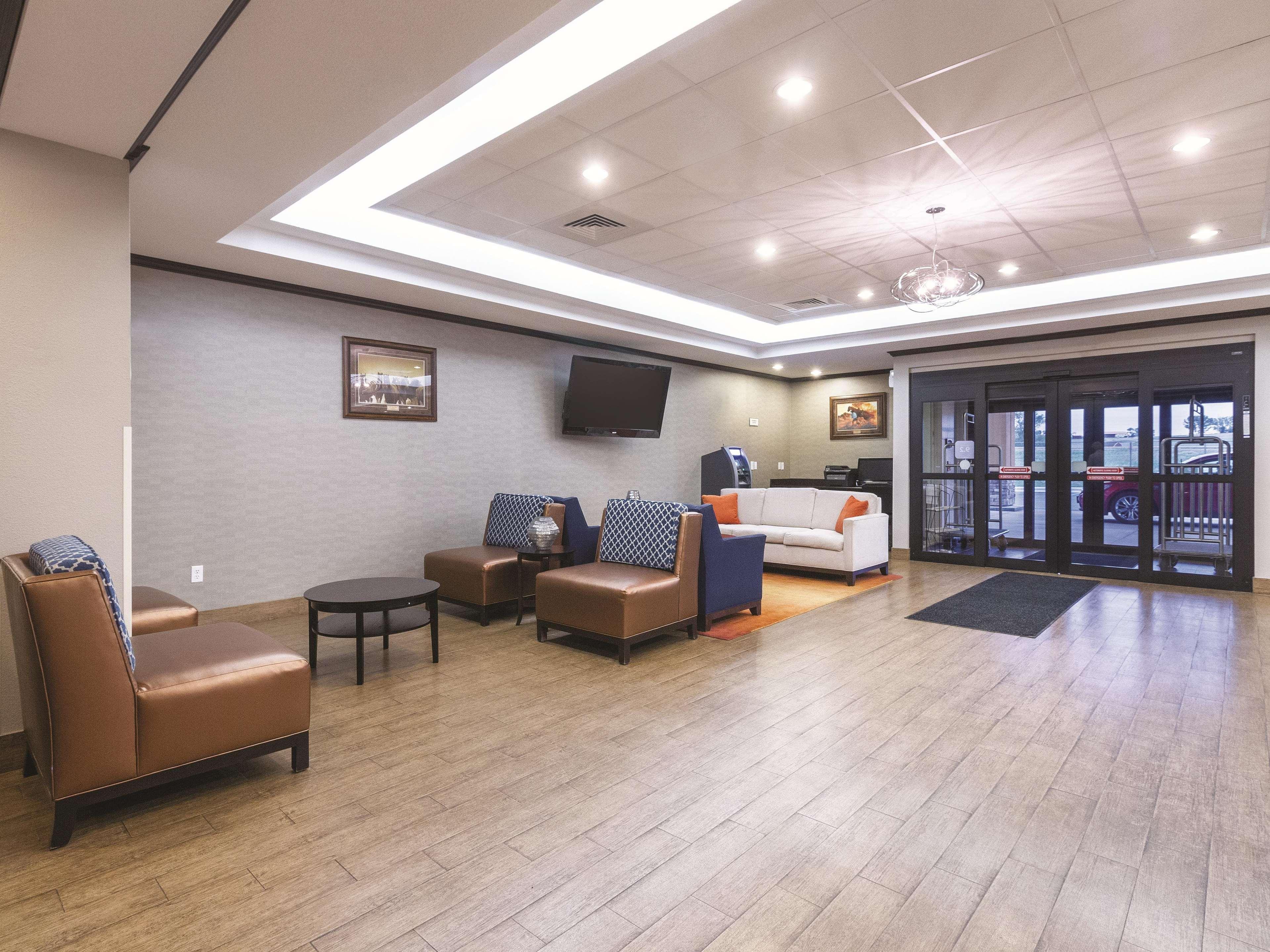La Quinta Inn & Suites Casino And Bar By Wyndham Glendive Exterior photo