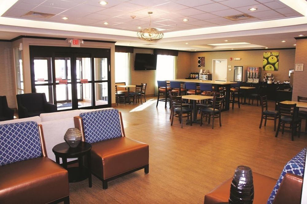 La Quinta Inn & Suites Casino And Bar By Wyndham Glendive Restaurant photo